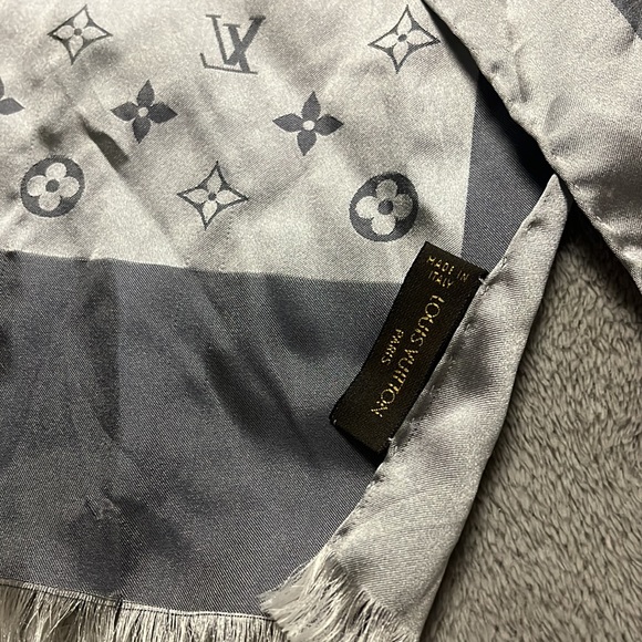 Louis Vuitton silk scarf - Picture 3 of 8